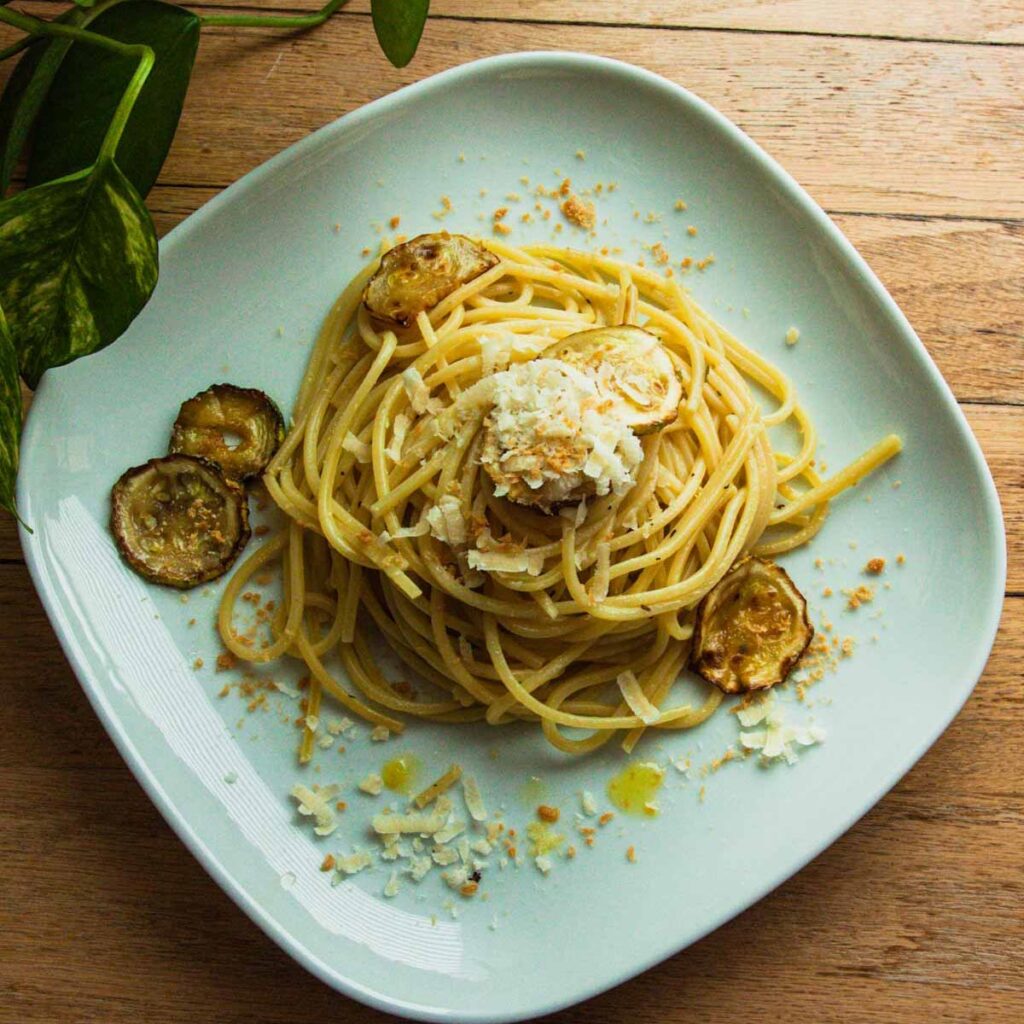 Pasta e zucchine fritte alla siciliana