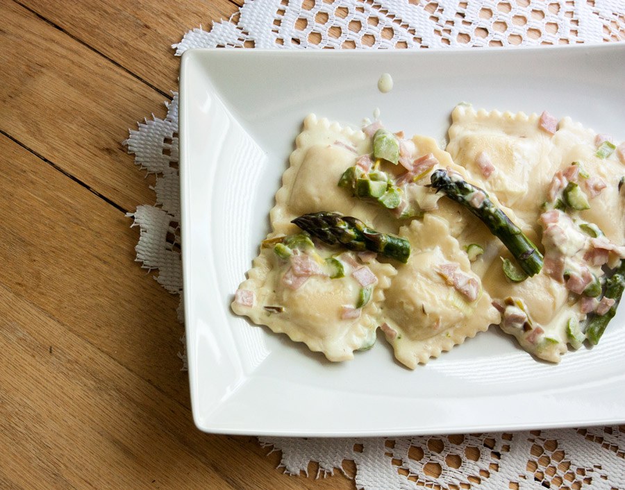 ravioli-al-formaggio-asparagi-e-cotto-evi