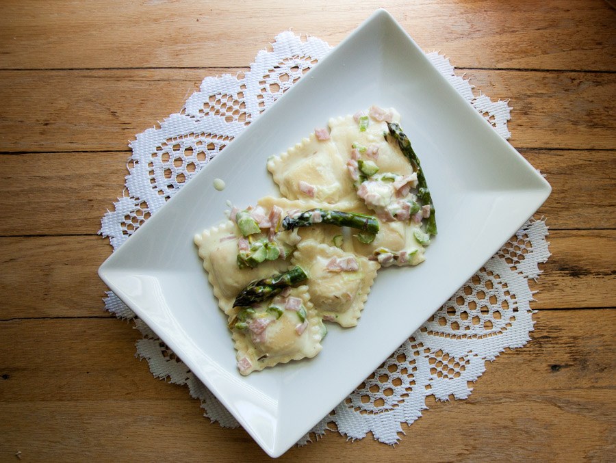 ravioli-al-formaggio-asparagi-e-cotto-evi