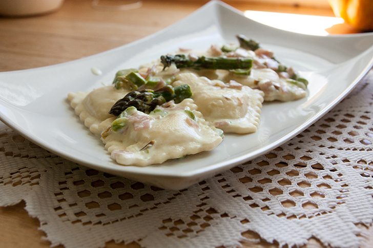 Ravioli al formaggio con prosciutto e asparagi