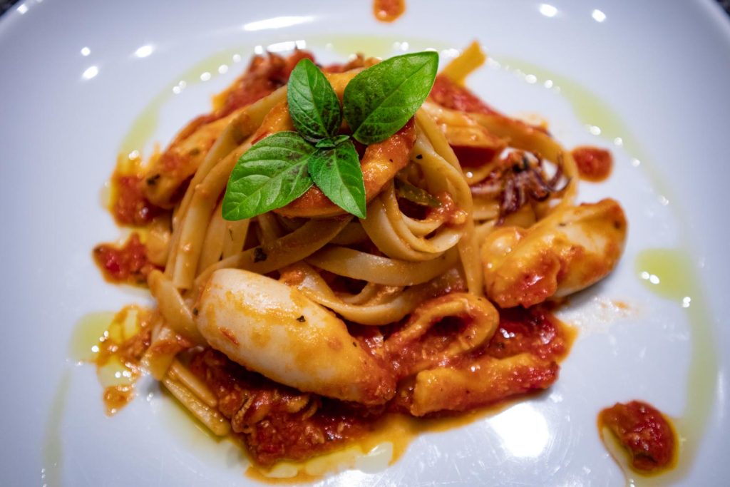 Linguine con seppioline e calamari