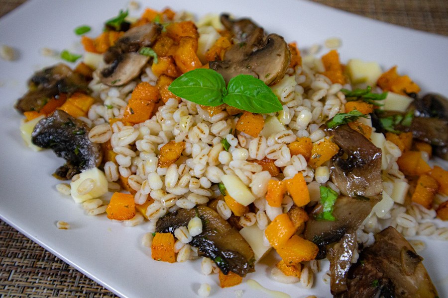 Insalata di farro e orzo invernale