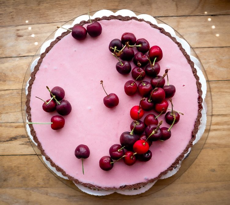 Crostata al cacao con mousse di ciliegie