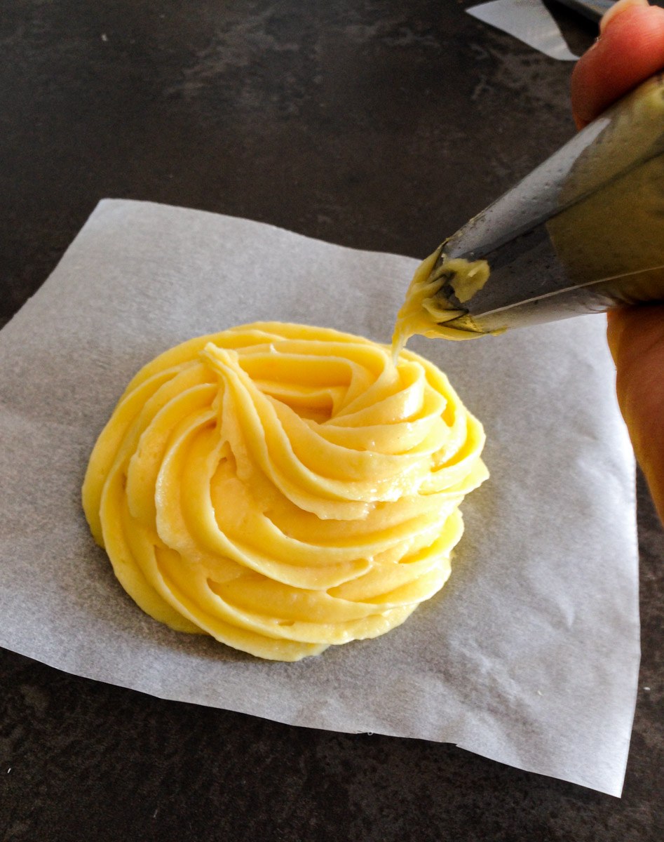 Formazione della zeppola di pasta choux.