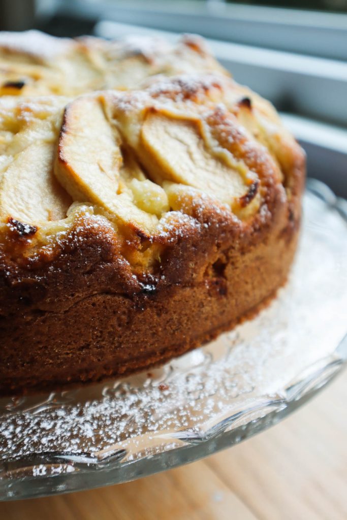 Torta di mele con uvetta e cannella