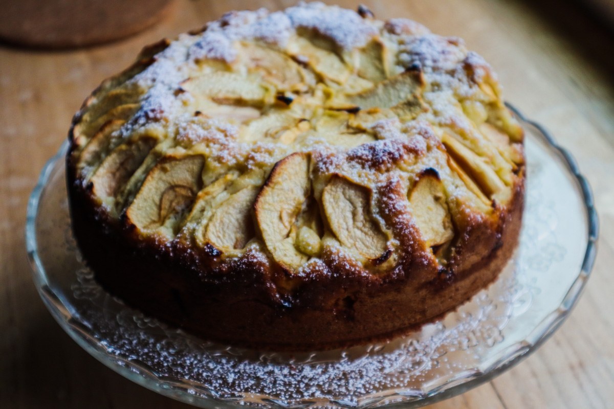 Torta di mele con uvetta e cannella