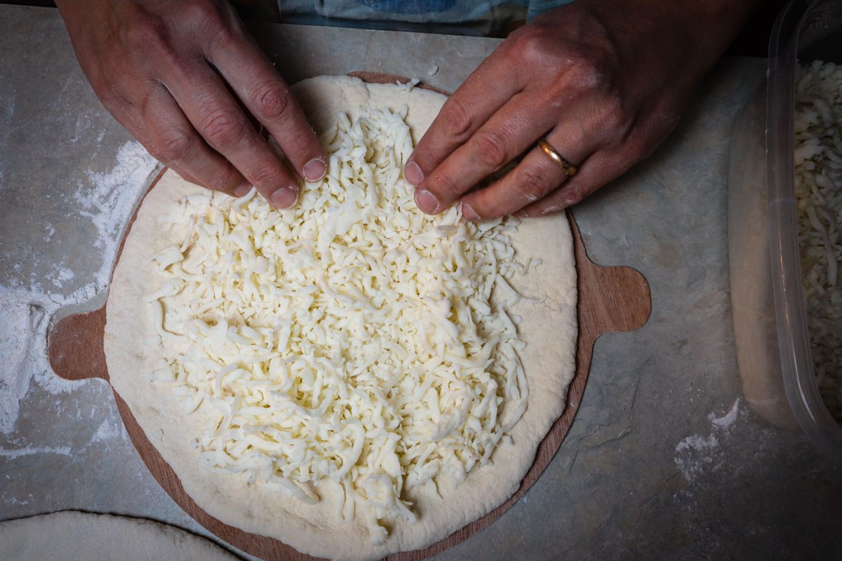 Pizza salmone fresco e mozzarella, aggiunta della mozzarella rimasti infornare