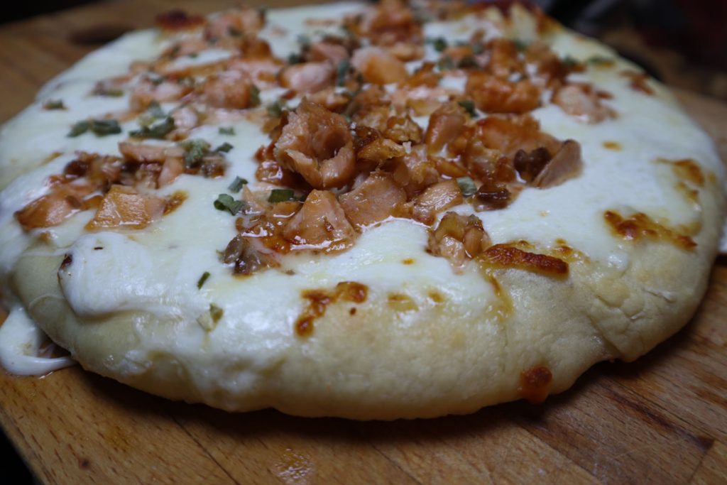 Pizza salmone fresco e mozzarella