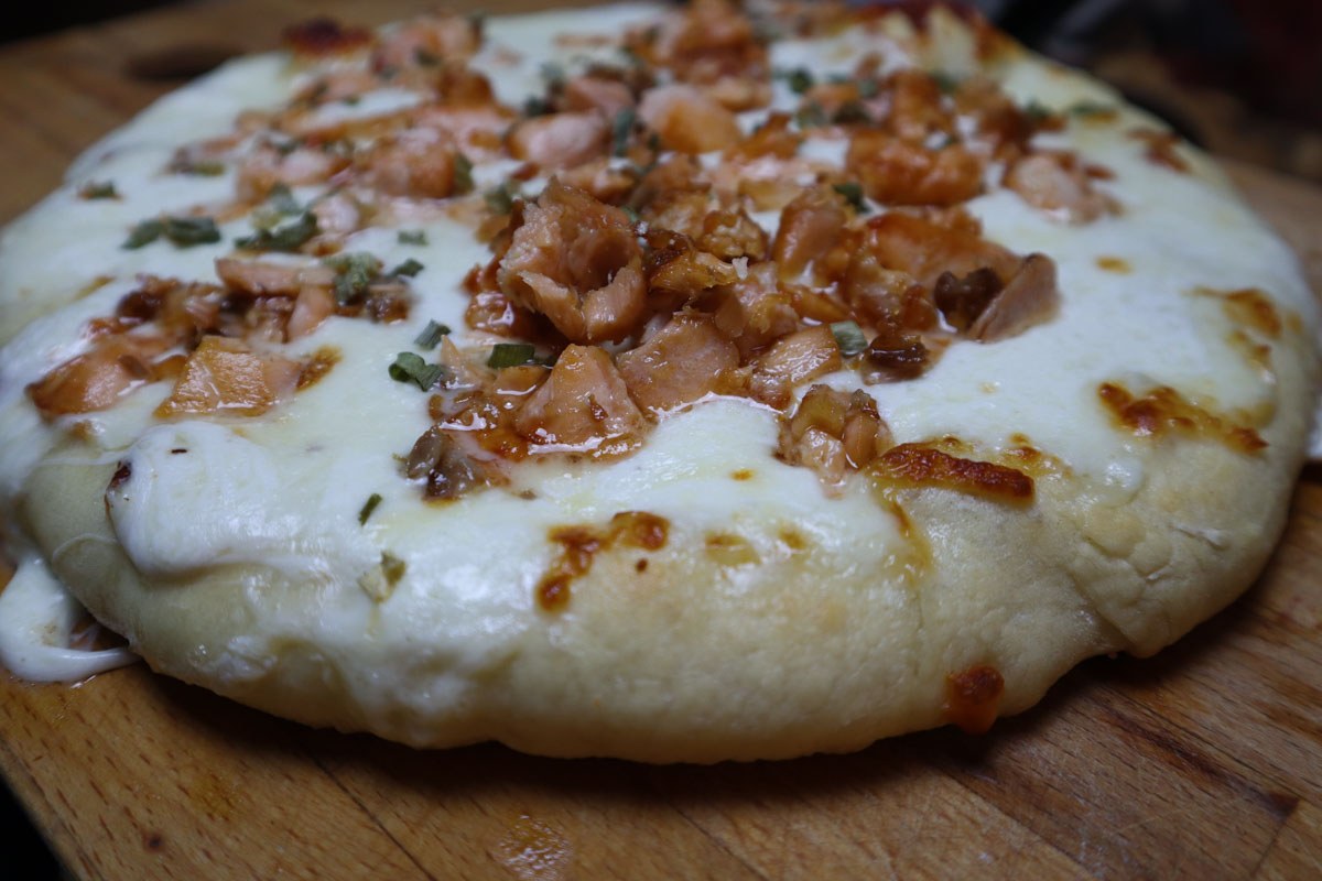 Pizza con salmone fresco e mozzarella