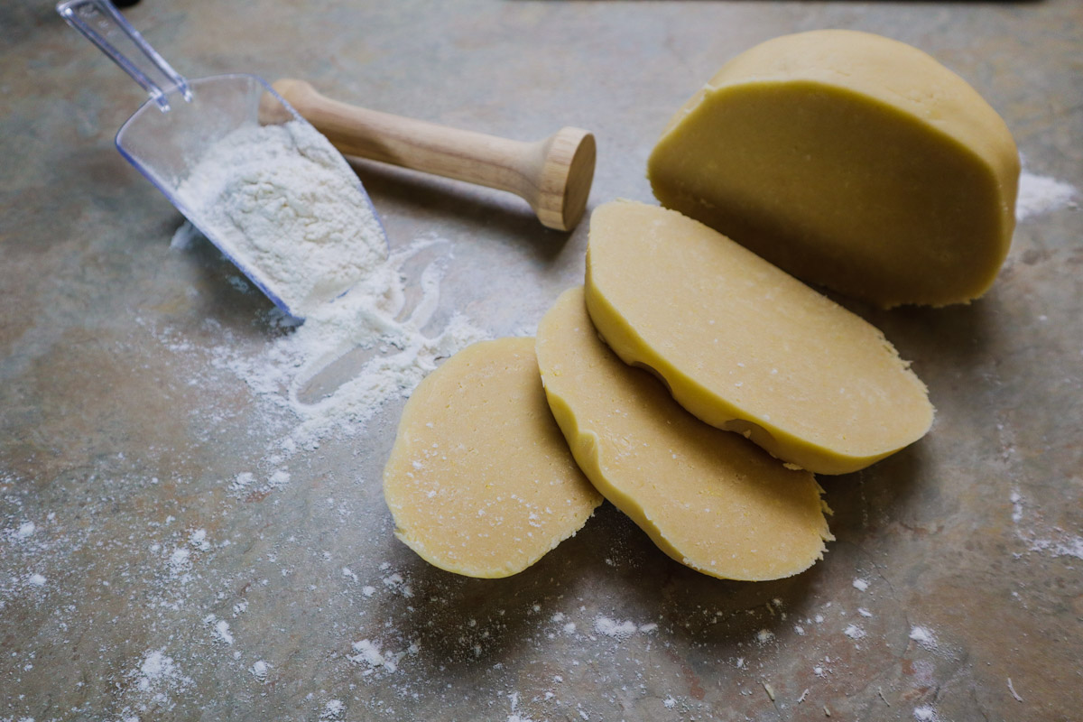 Pasta frolla, frolla appena preparata pronta per il riposo.