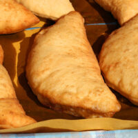 Siciliane fritte catanesi con tuma e acciughe.