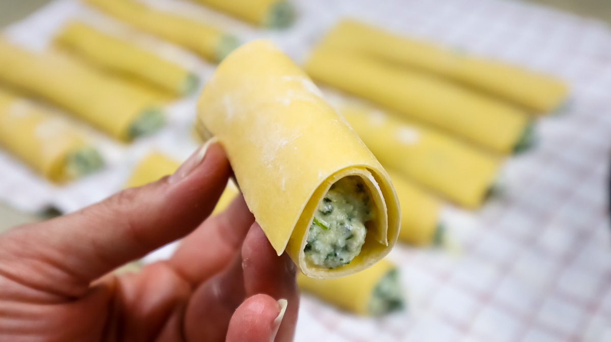 Cannelloni realizzati a mano con sfoglia di pasta fresca