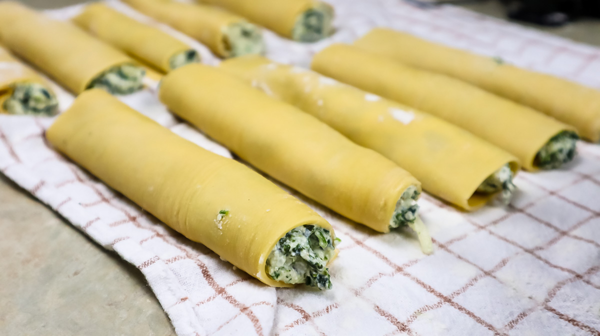 Cannelloni realizzati a mano con sfoglia di pasta fresca