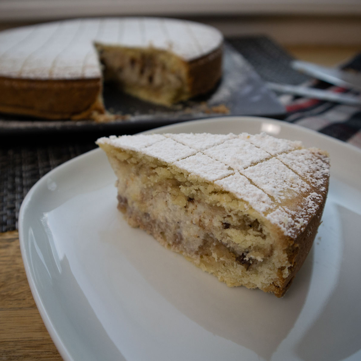 Fettina di cassata siciliana al forno su un piattino pronta per essere assaggiata.