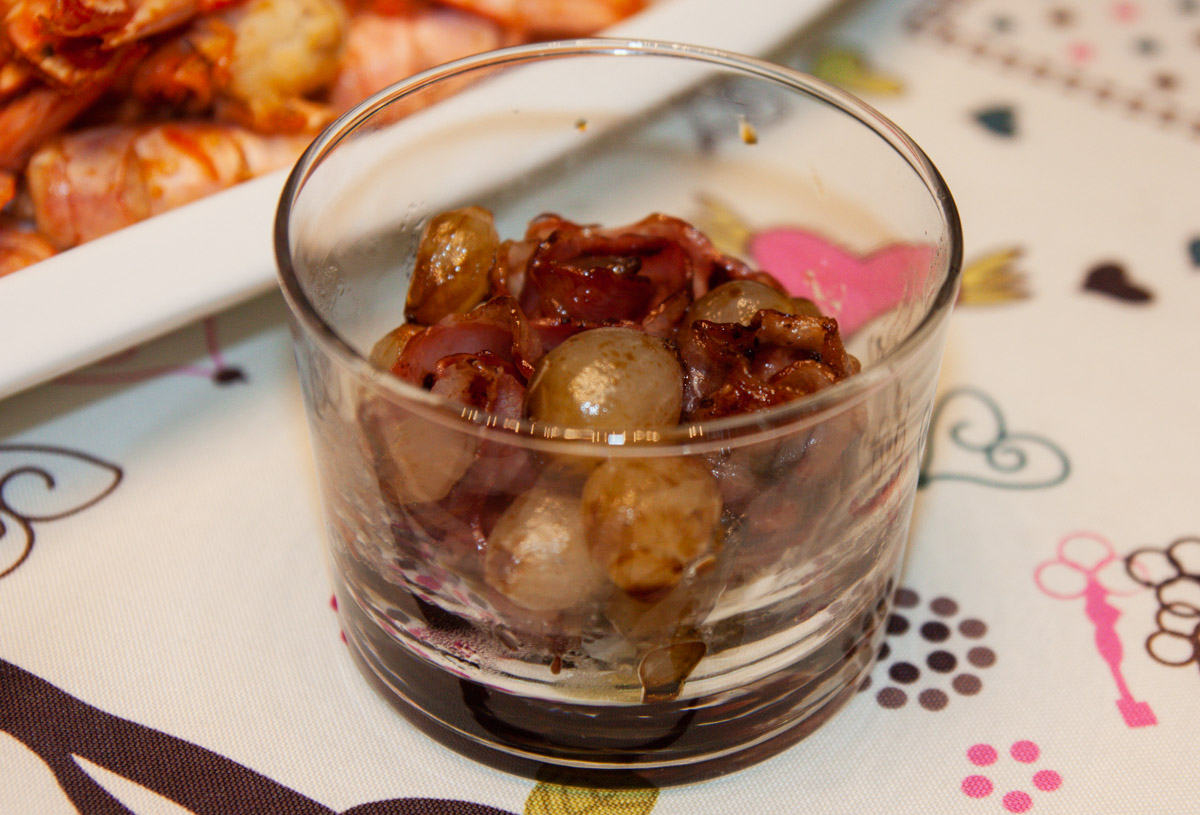 Cipolline caramellate all'aceto balsamico in padella.