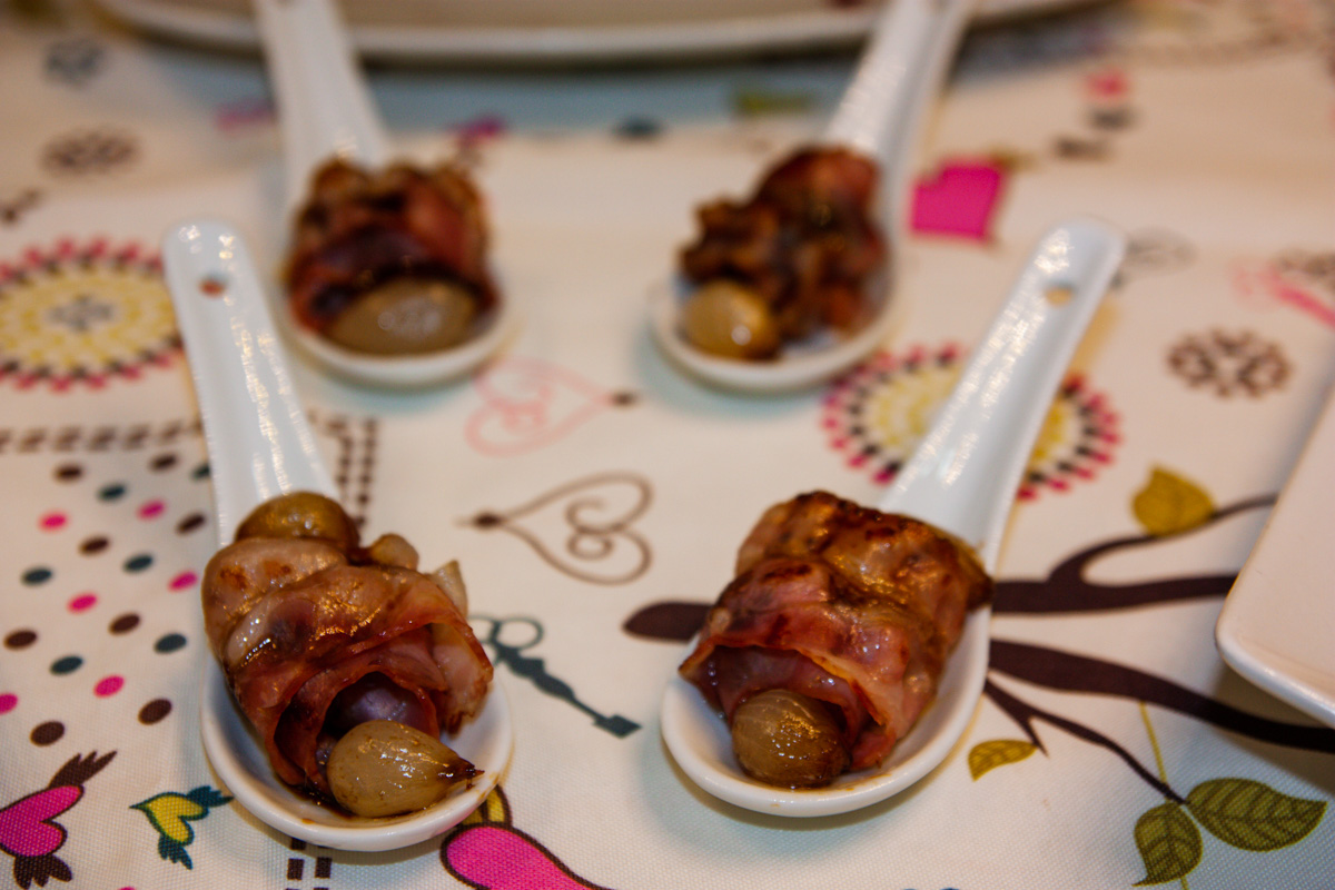 Cipolline caramellate all'aceto balsamico avvolte da bacon affumicato croccante.