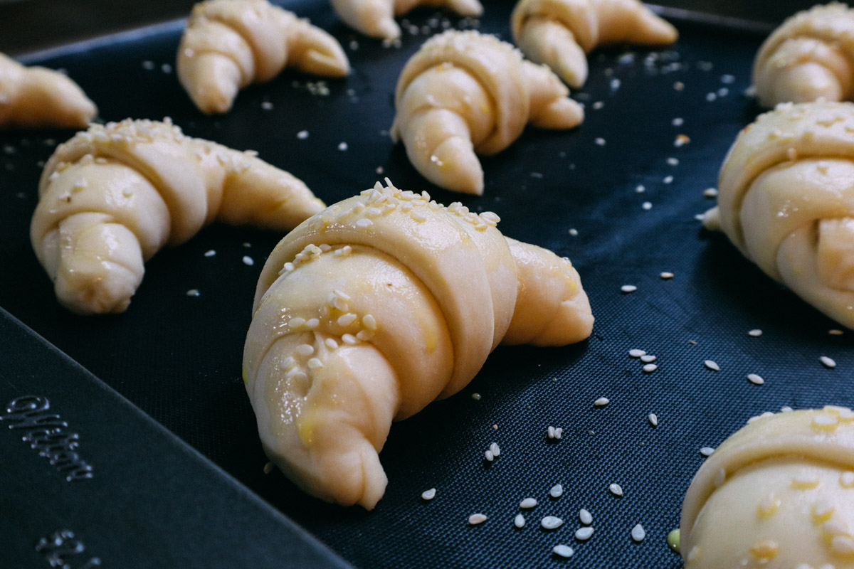 Spennellate delicatamente tutti i cornetti. Spolverizzate con semi di sesamo o di papavero a piacere.