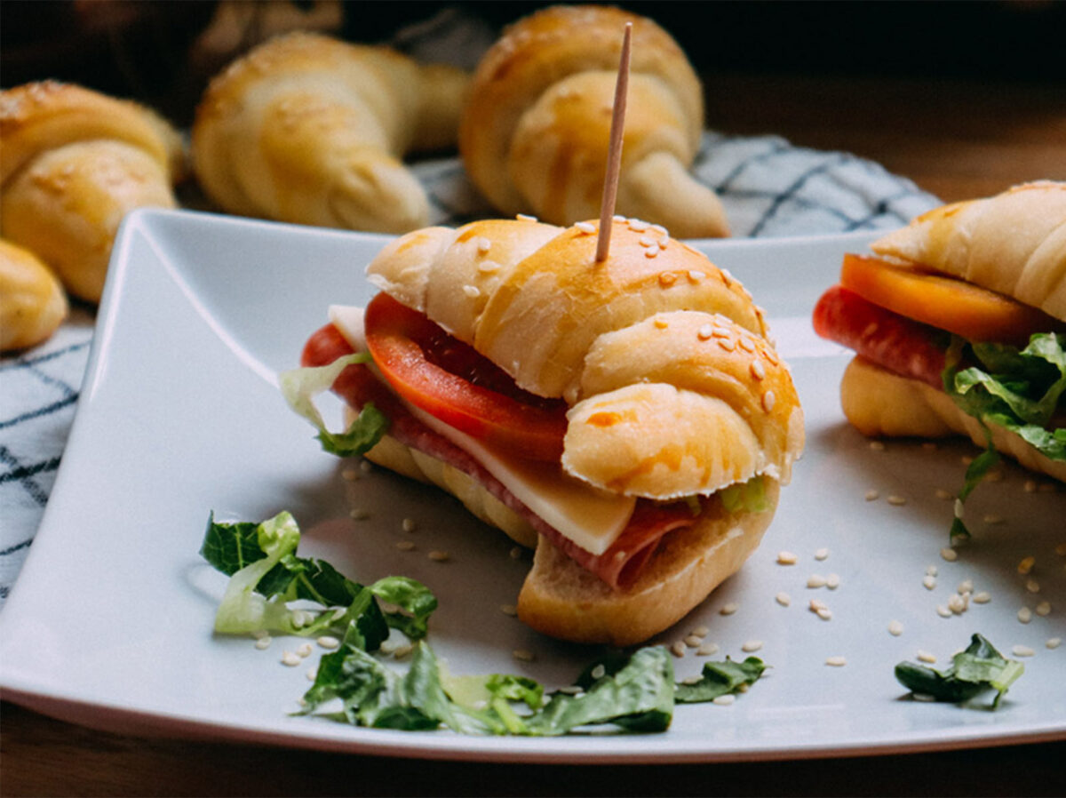 Cornetti salati farciti con salumi, lattuga e pomodoro.