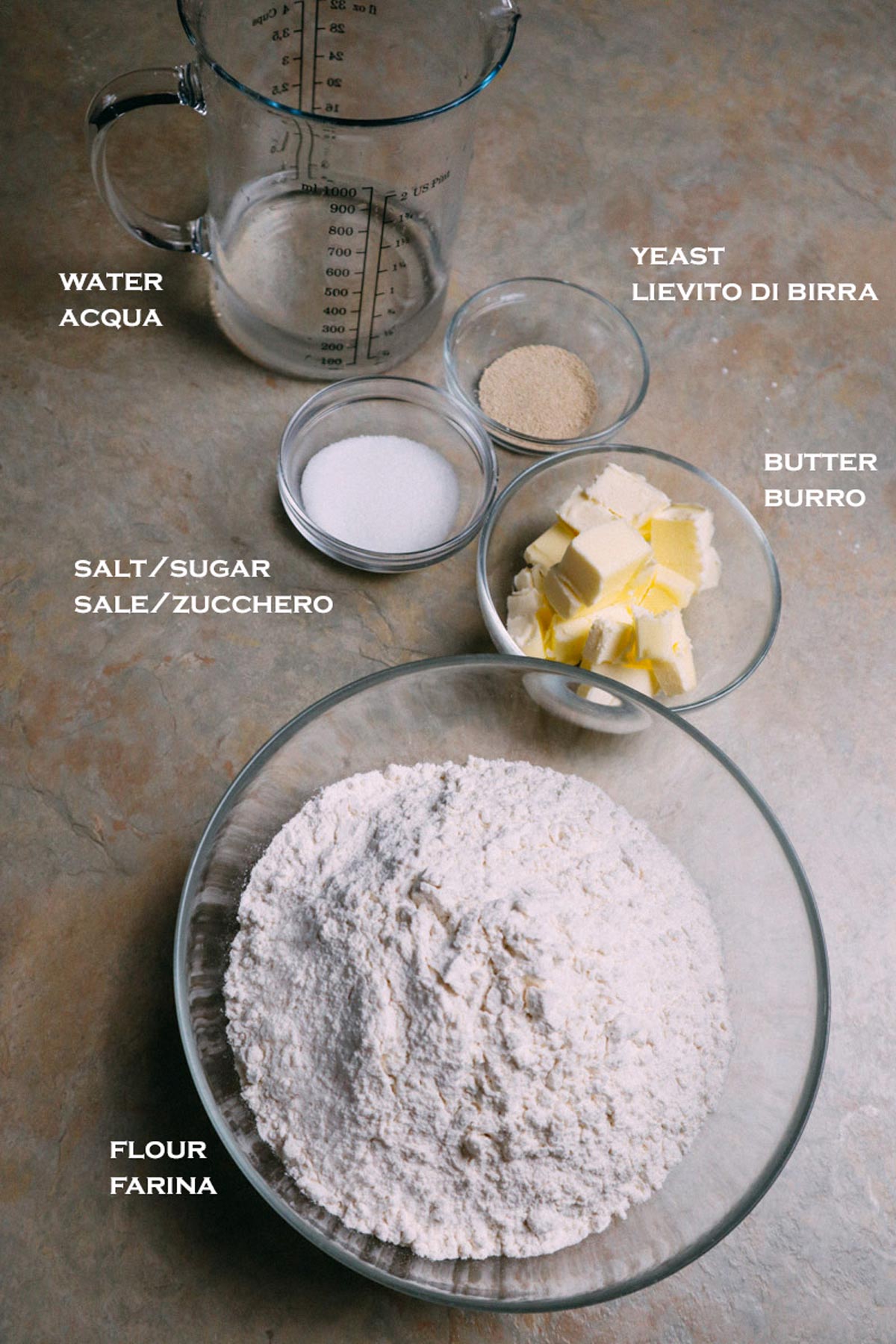 Ingredienti necessari per i cornetti salati di pasta brioche.