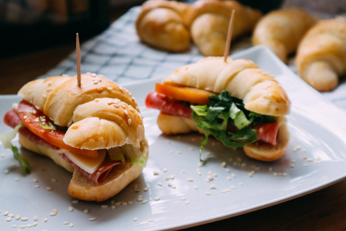 Cornetti salati farciti con salumi, lattuga e pomodoro.