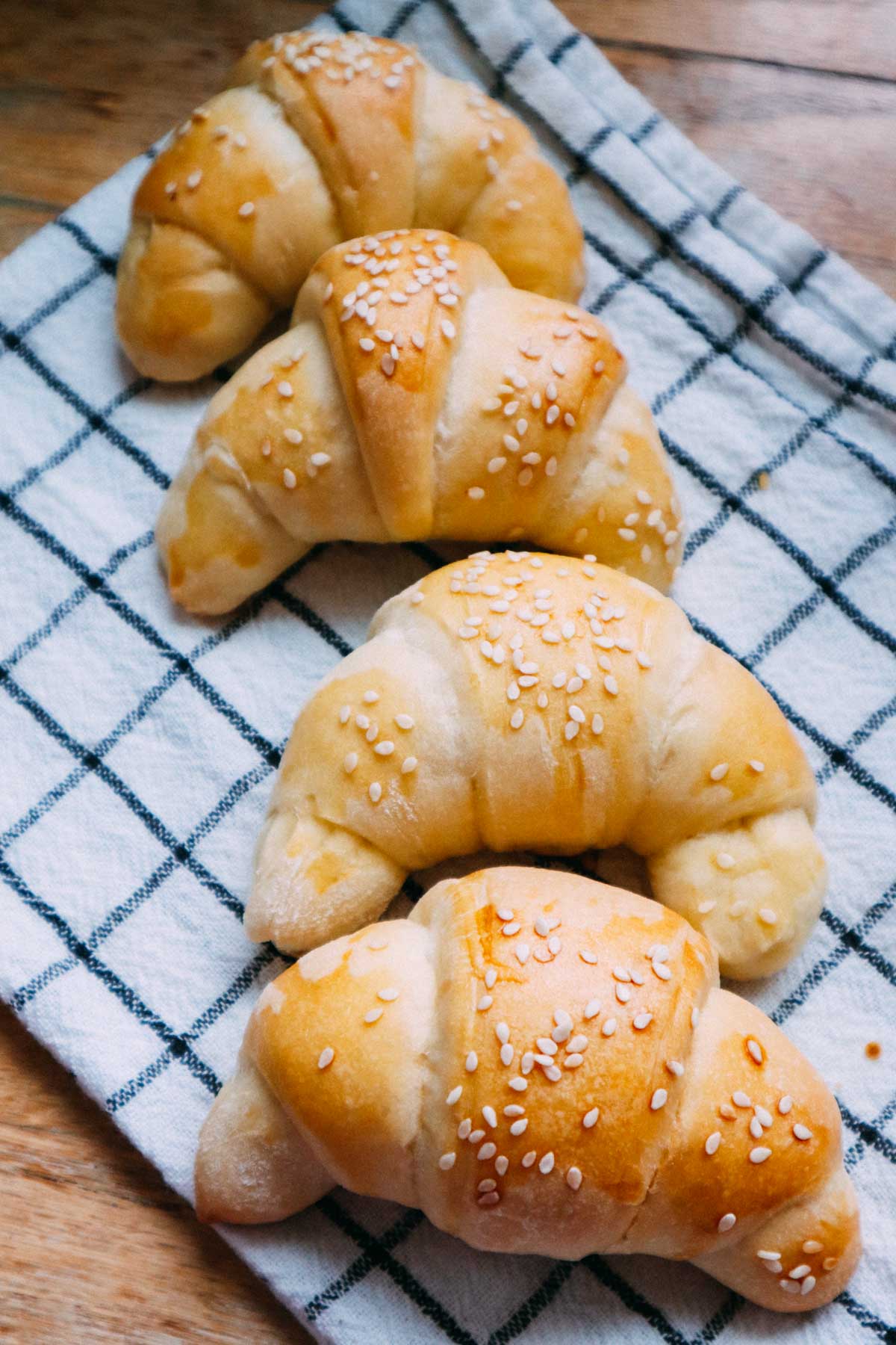 Cornetti salati con sesamo, di morbida pasta brioche.