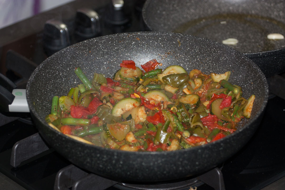 Verdure pronte per essere aggiunte al cous cous caldo