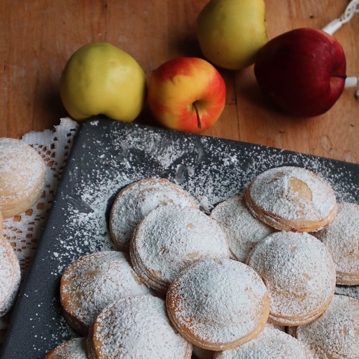 Cuor di mela – biscotti di frolla ripieni di mele e cannella