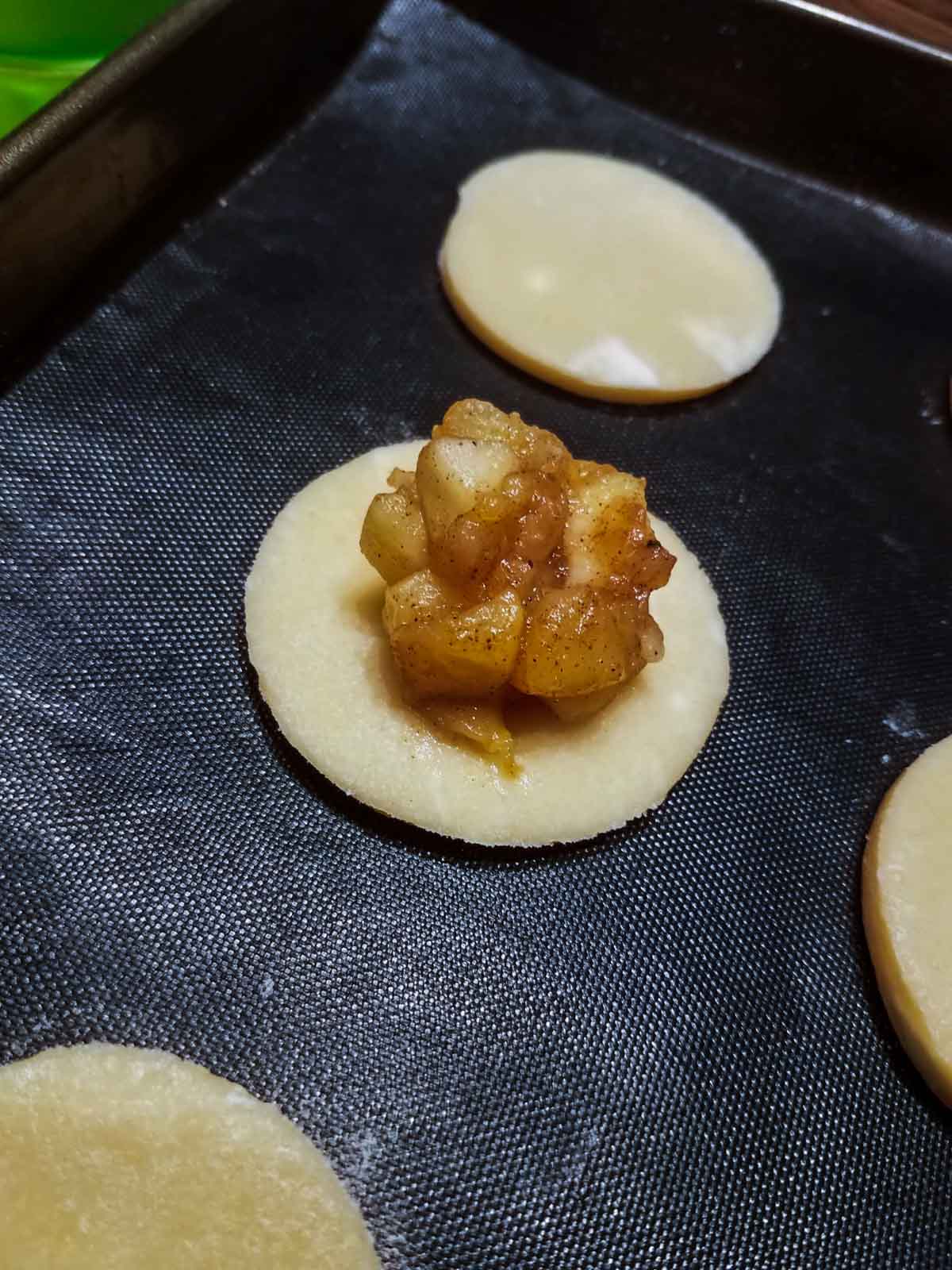 Ripieno di mele, cotte e insaporite con cannella, noce moscata e zucchero.