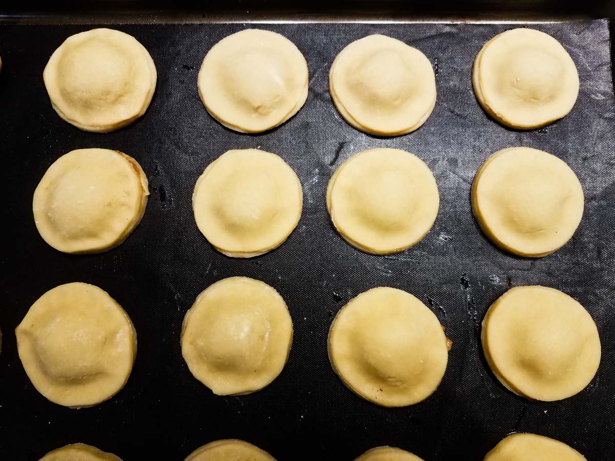 Biscotti alle mele, pronti per andare in forno.