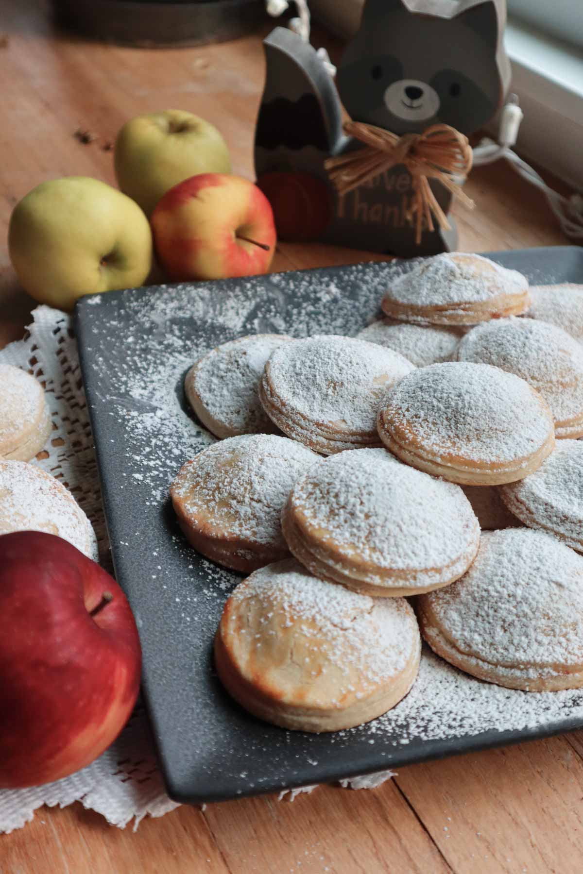 Cuor di mela, biscotti ripieni di mele con cannella e pasta frolla.