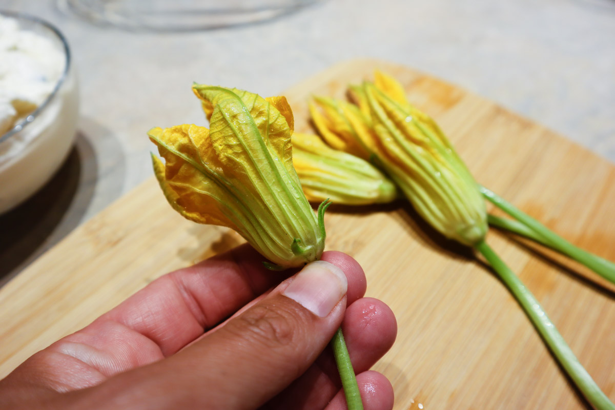 Fiori di zucca puliti, come aprire i fiori senza romperli