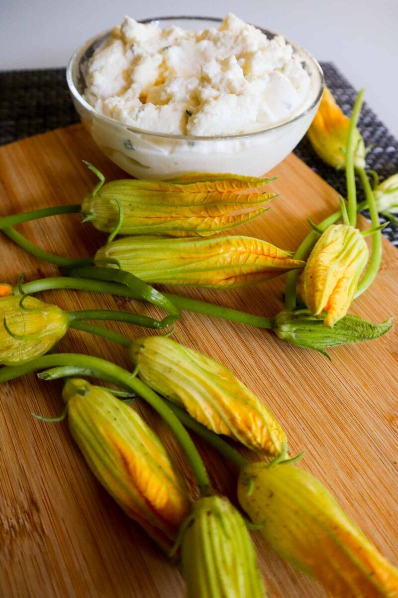 Fiori di zucca, ricotta e ingredienti per la ricetta.