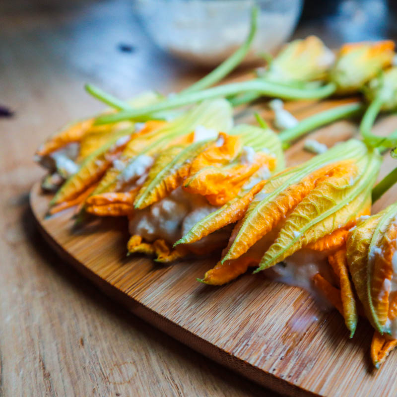 Fiori di zucca ripieni di ricotta  pronti per la panatura 