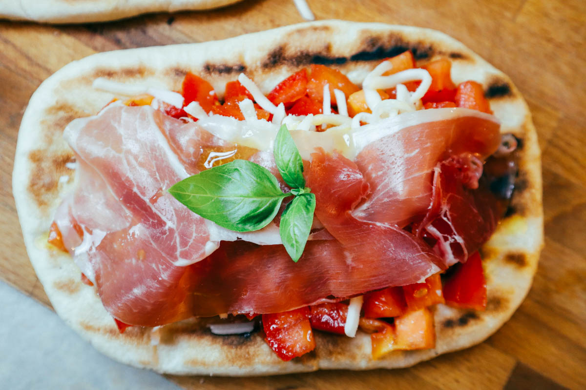 Focacce in padella con prosciutto crudo, pomodoro, mozzarella