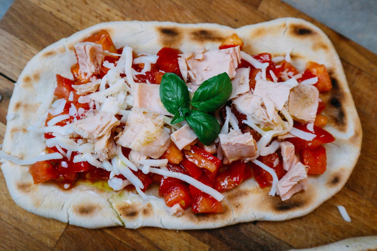 Focacce in padella con tonno, pomodoro, basilico e mozzarella