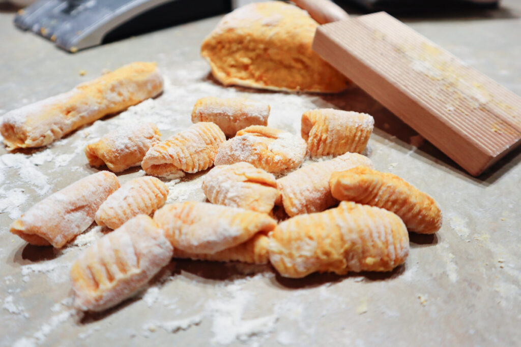 Gnocchi di zucca, pronti per essere trasferiti su un vassoio infarinato. Pronti per essere cotti.