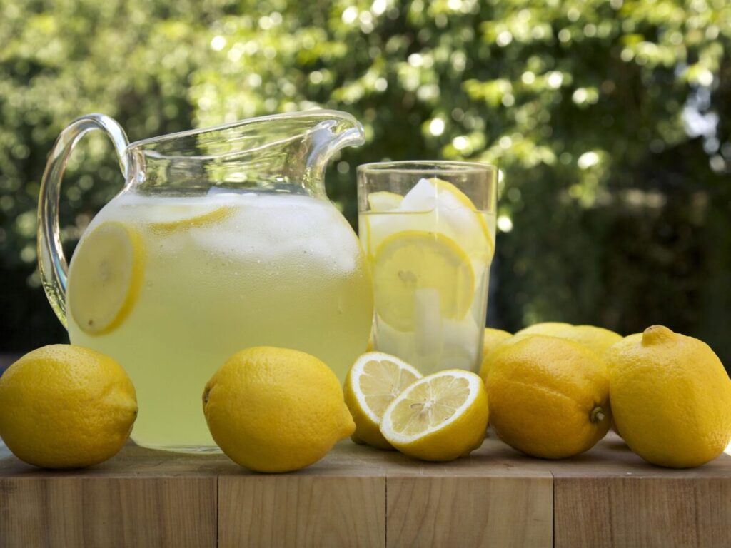 Limonata fatta in casa in caraffa, con fettine di limone a decorare.