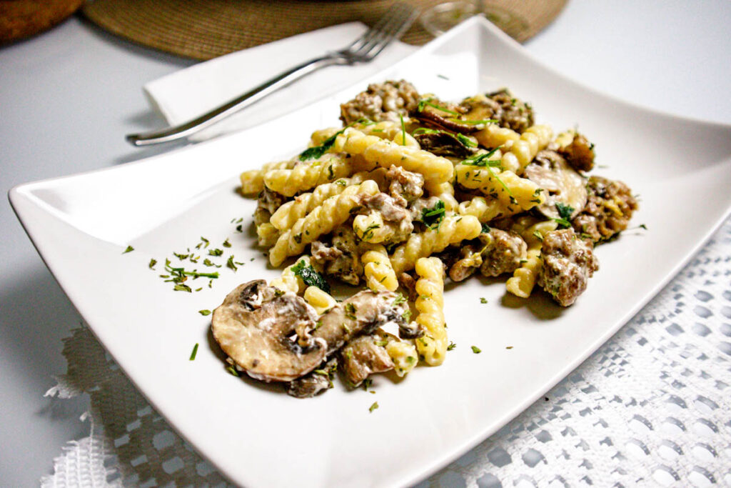 Pasta con salsiccia e funghi cremosa e leggera