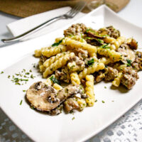 Pasta con salsiccia e funghi cremosa e leggera