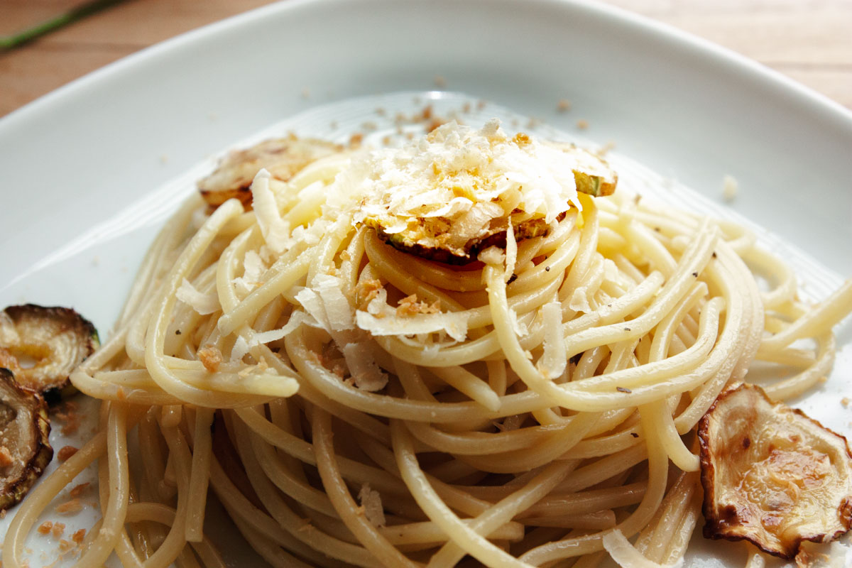 pasta zucchine fritte in primo piano