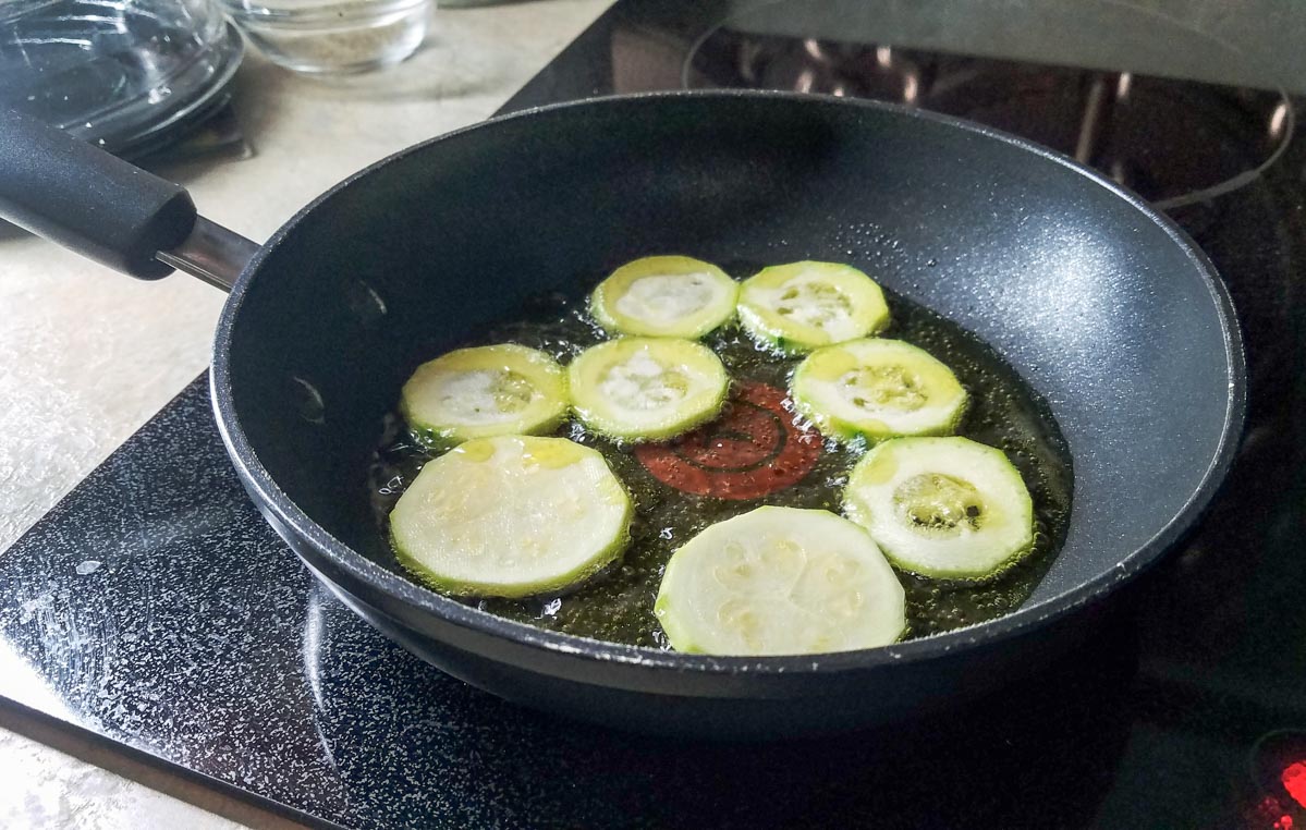 Pentola con olio che frigge zucchine
