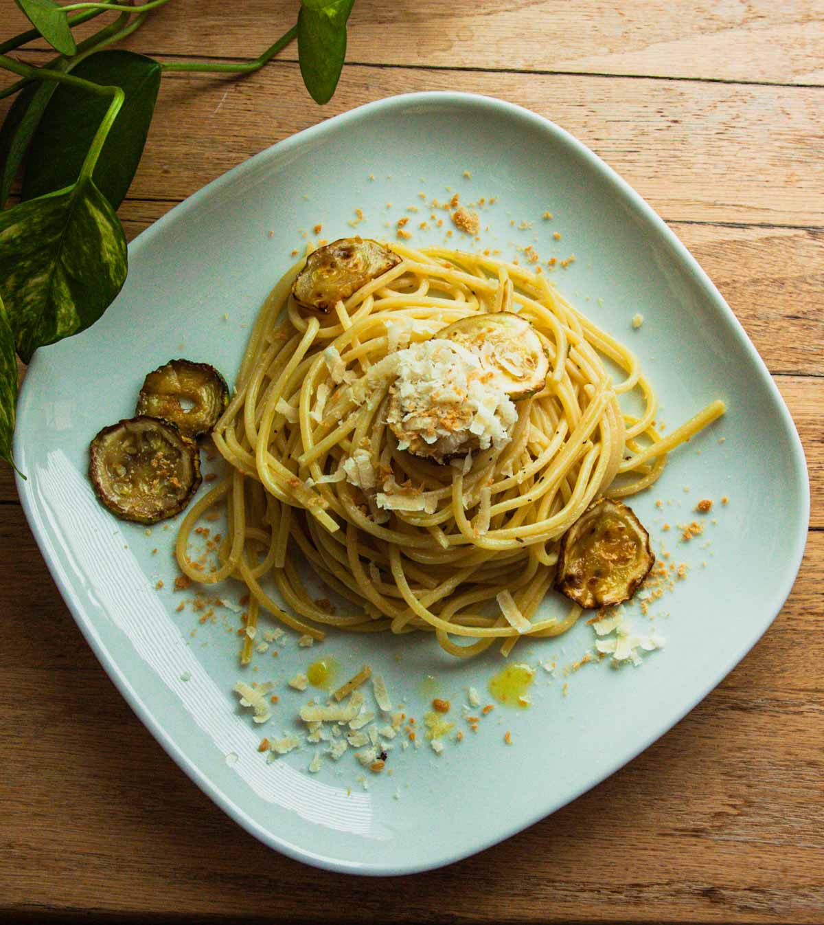 Pasta con zucchine fritte alla siciliana con ricotta salata