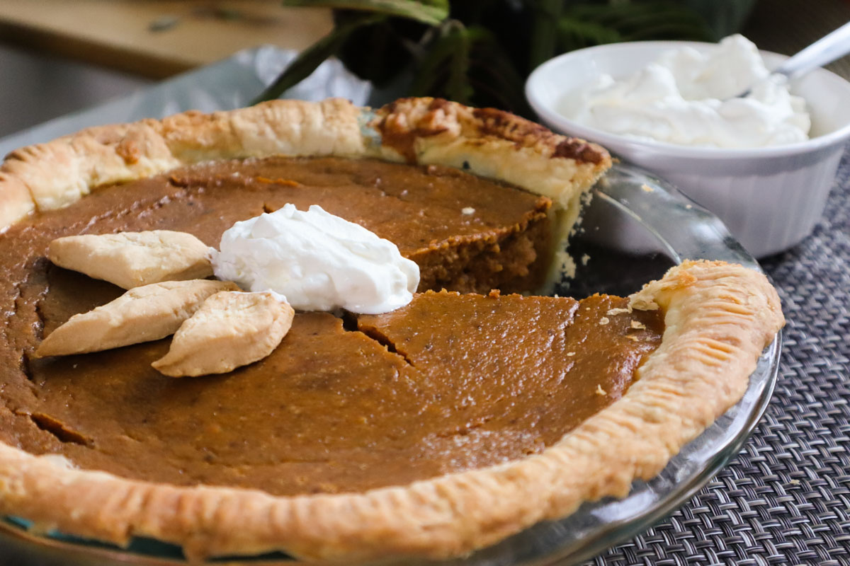 Pumpkin pie, immagine della torta pronta per essere servita, la orta in foto ha una fetta mancante