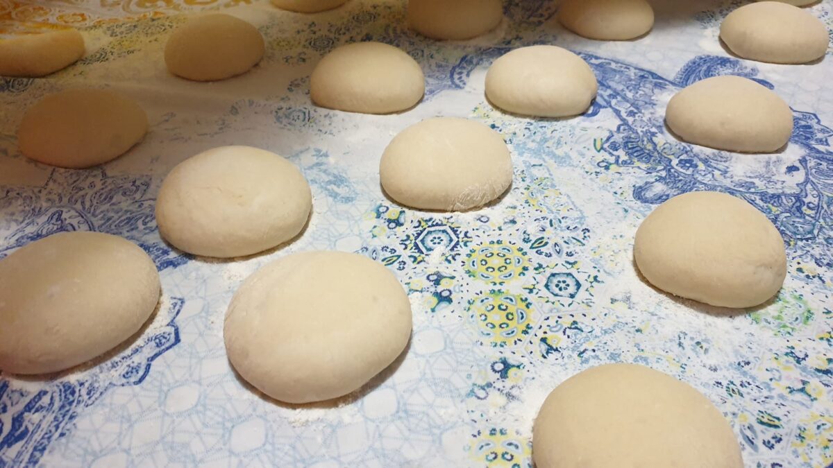 Siciliane fritte, panetti di impasto di semola e farina tipo 0.