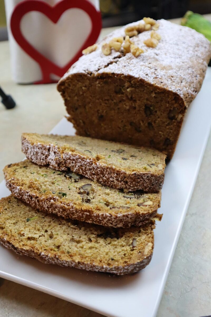 Torta di zucchine dolce su piatto di ceramica