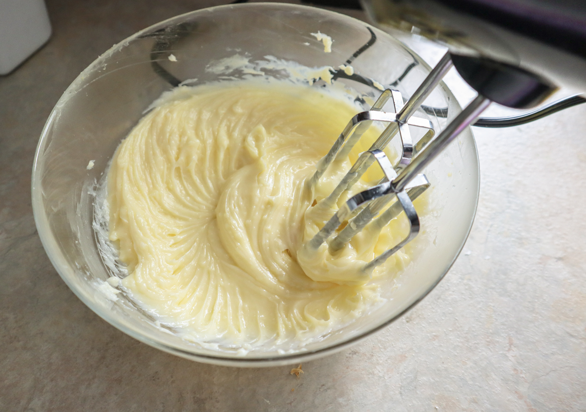 Preparazione della crema Chantilly all'Italiana.