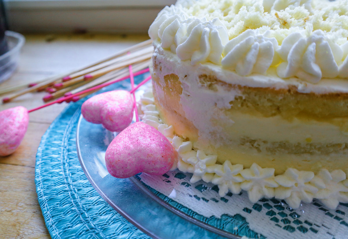 Primo piano della torta mimola con crema chantilly al limone completa.