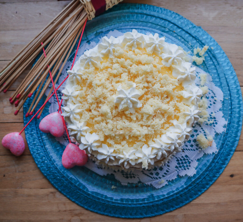 Torta mimosa con crema chantilly pronta a essere servita.