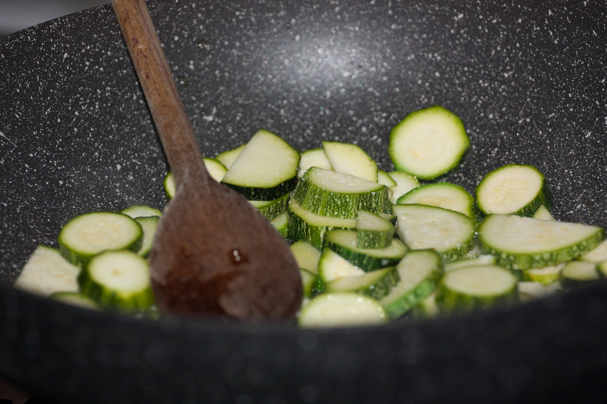 Zucchine cotte in wok per cous cous