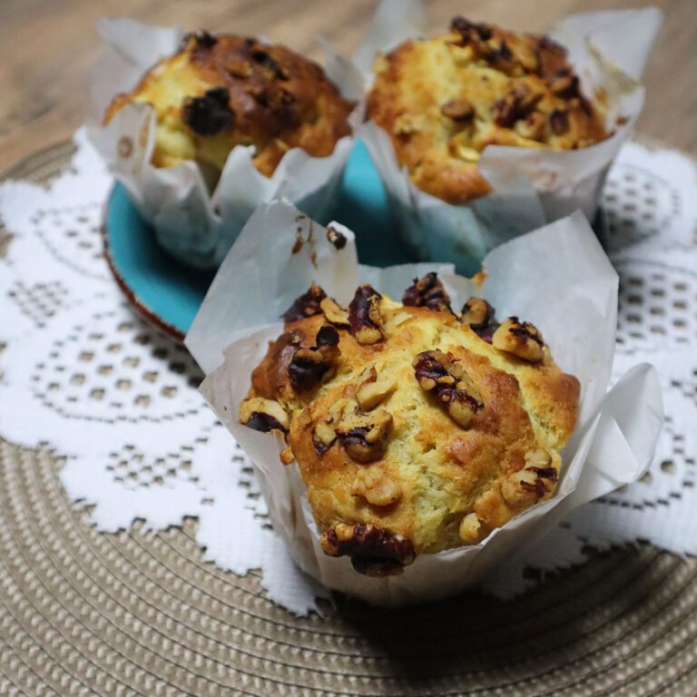 Foto in evidenza dei muffin alle mele e noci,pronti per essere gustati.